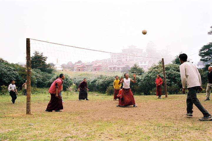 as_np_mt_everest_008.jpg - Mnche des Klosters Tengboche spielen Volleyball