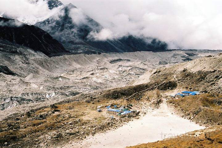 as_np_mt_everest_014.jpg - Blick auf den Khumbu Gletscher und Gorak Shep, den am hchsten gelegenen Ort des Khumbu