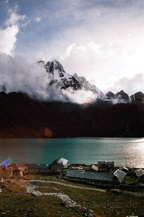 as_np_mt_everest_020.jpg - Das Dorf Gokyo am malerischen Gokyo Gletschersee (Dudh Pokhari) gelegen