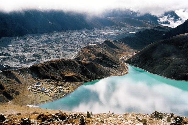 as_np_mt_everest_022.jpg - Blick auf das Dorf Gokyo und den See vom Gipfel des Gokyo Ri aus