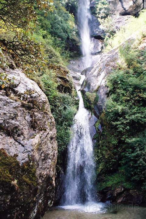 as_np_mt_everest_028.jpg - Wasserfall auf dem Weg zwischen Monjo und Namche Bazar