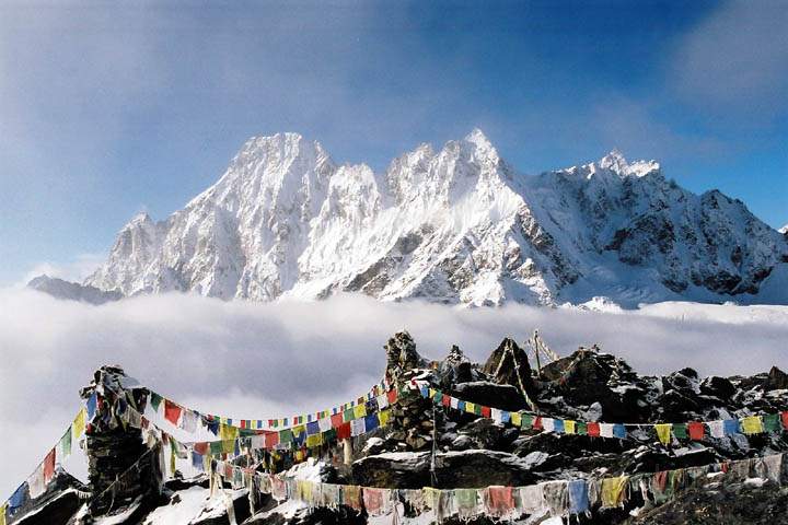 as_np_mt_everest_021.jpg - Gebetsfhnchen auf dem Gipfel des Gokyo Ri auf 5.357 m Hhe