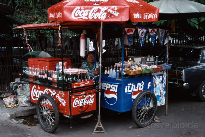 as_thailand_010.JPG - Ein Verkufer von Erfrischungsgrtrnken in Bangkok, Thailand