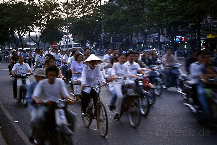 as_vn_saigon_003.jpg - Das alltgliche Chaos auf den Straen von Saigon in Vietnam, wo sich 2 1/2 Mio. Mofas tummeln