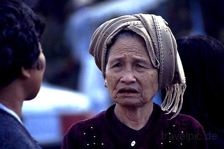 as_vn_saigon_004.jpg - Eine alte Frau in der Hauptstadt Hanoi in Vietnam