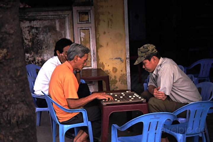 as_vietnam_001.JPG - Mnner konzentriert bei Spiel in Ho An - ehemals Faifo genannt, Vietnam