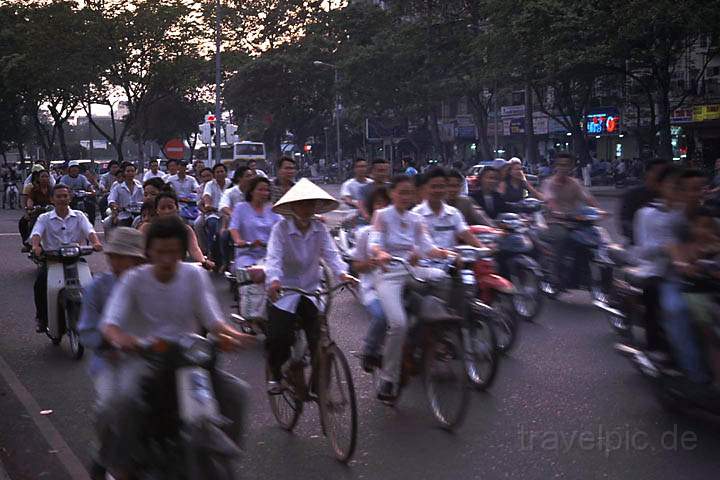 as_vietnam_005.JPG - Das alltgliche Chaos auf den Straen von Saigon in Vietnam, wo sich 2 1/2 Mio. Mofas tummeln