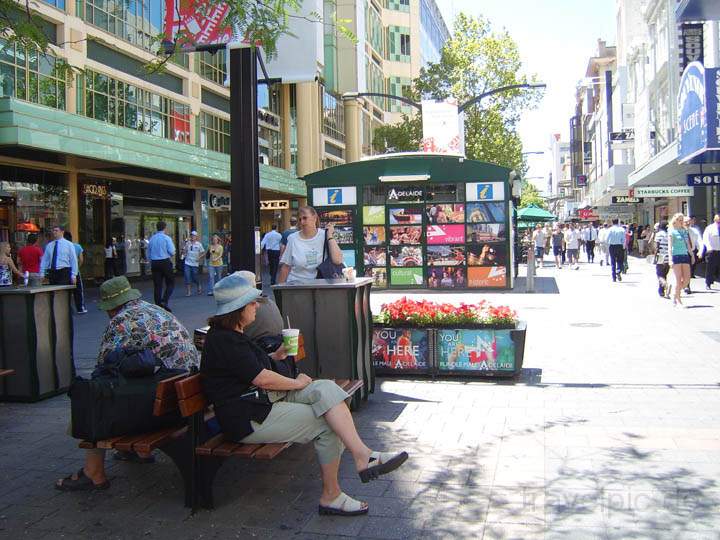 au_au_005.jpg - Die Rundle Mall in Adelaide ldt zum Shoppen und Verweilen ein