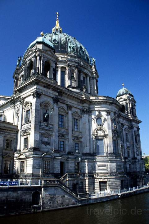 eu_de_berlin_001.JPG - Der Dom von Berlin im ehemaligen Osten der deutschen Hauptstadt