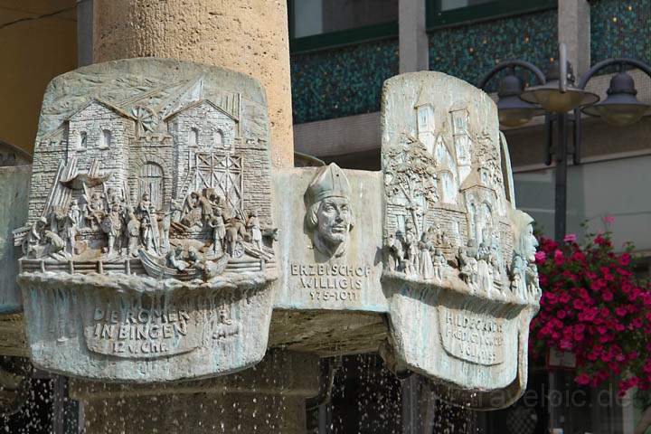 eu_de_bingen_003.jpg - Brunnen in der Fugngerzone von Bingen am Rhein