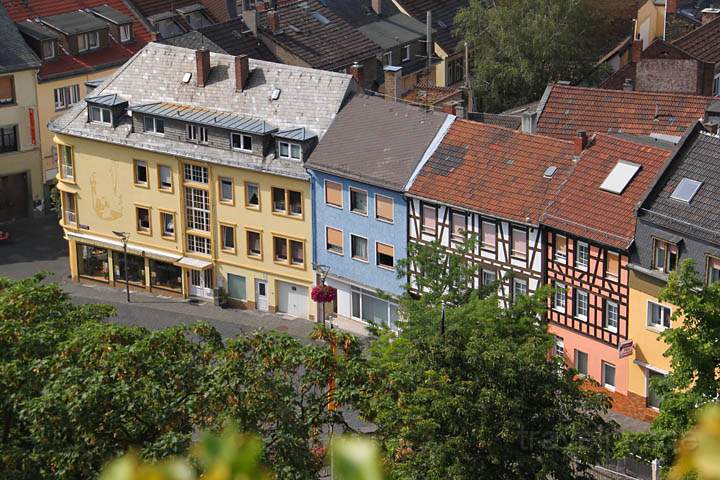 eu_de_bingen_012.jpg - Eine Huserzeile im Burggchen unterhab der Burg Klopp