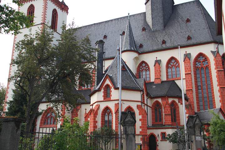 eu_de_bingen_017.jpg - Das auffalend rote Hauptschiff der Basilika Sankt Martin