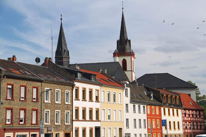 eu_de_bingen_018.jpg - Huserzeile an der Nahe mit der Basilika Sankt Martin in Hintergrund