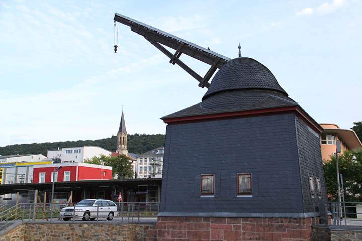 eu_de_bingen_026.jpg - Der alte Kran ist ein Wahrzeichen der Stadt Bingen