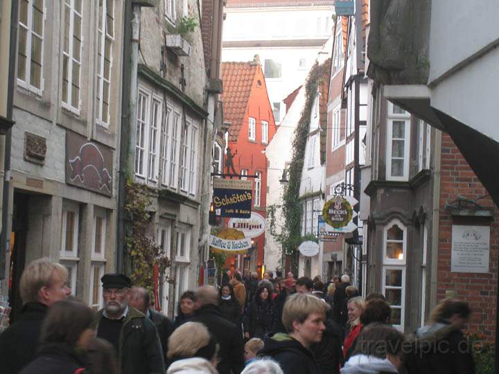 eu_de_bremen_010.jpg - Viele Menschen in einer engen Gasse im Schnoor