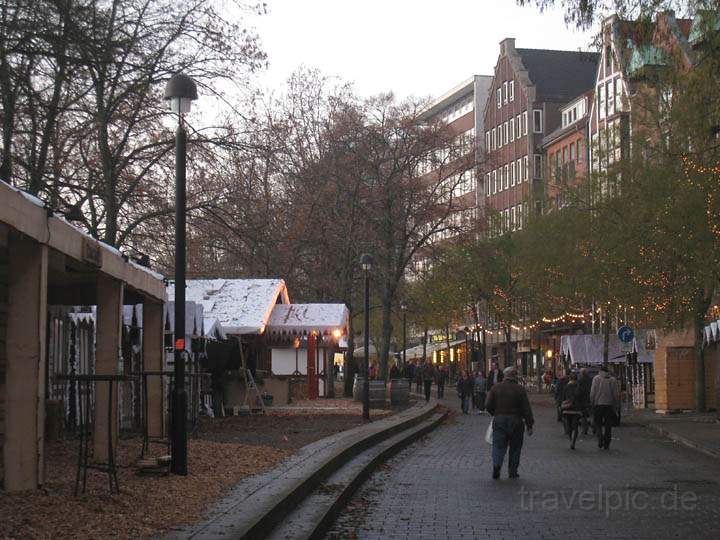 eu_de_bremen_014.jpg - Der Uferweg vor dem alten Stadtviertel Schnoor