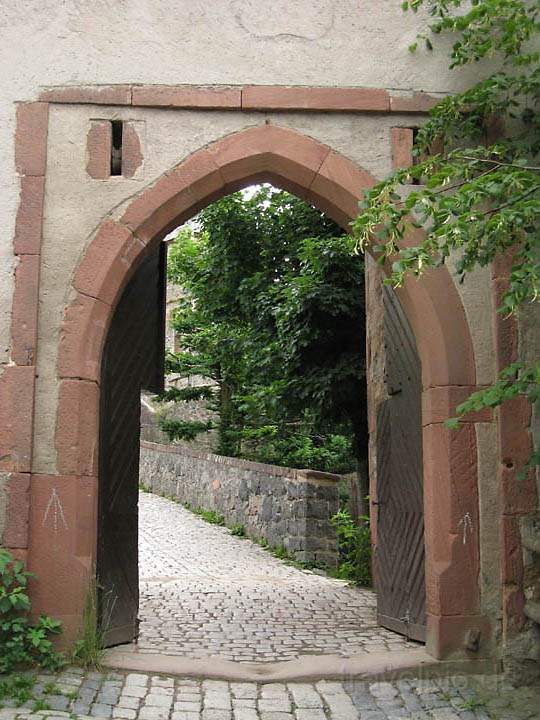 eu_de_frankenstein_003.jpg - Der Blick durch den Torturm der Burg zu Frankenstein