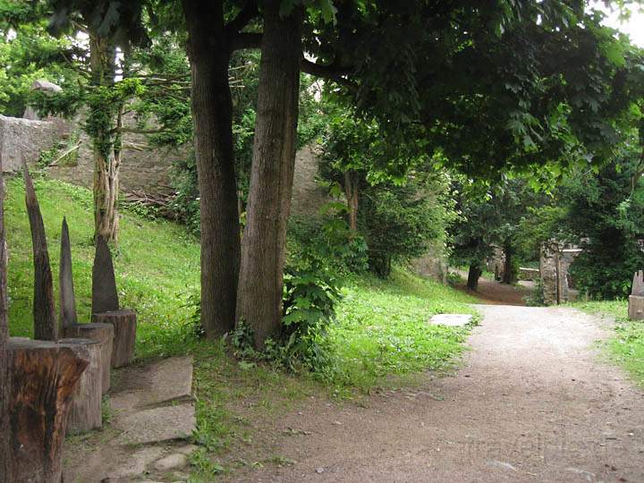 eu_de_frankenstein_004.jpg - Weg innerhalb der Burgmauern der Burgruine Frankenstein