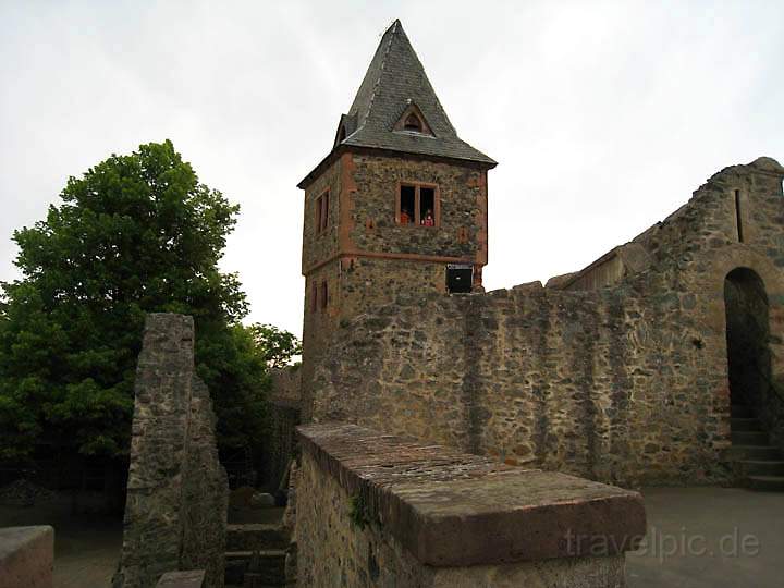 eu_de_frankenstein_005.jpg - Der Wohnturm und Gebuderuinen im Inneren der Burg Frankenstein