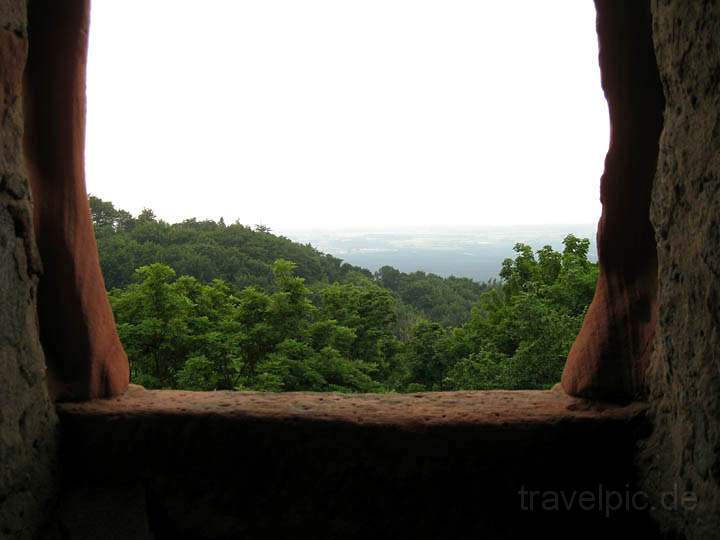 eu_de_frankenstein_007.jpg - Blick aus dem Fenster des Turms der Burgruine Frankenstein