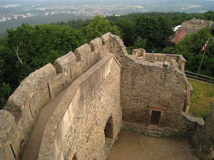 eu_de_frankenstein_009.jpg - Blick vom Turm der Ruine auf die Anlage und bewirtschaftete Terrasse