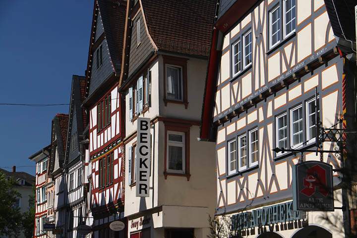 eu_de_butzbach_009.jpg - Eine Huserzeile von Fachwerkhusern in der Nhe des Marktplatzes