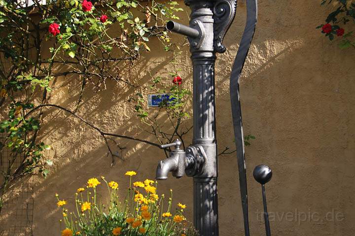 eu_de_butzbach_012.jpg - Ein einfacher Brunnen in der Altstadt von Butzbach