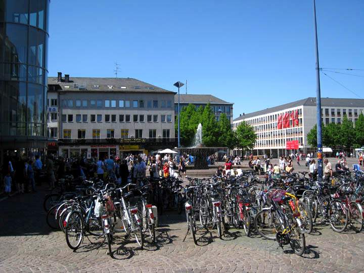 eu_de_darmstadt_004.jpg - Auf dem Luisenplatz vor dem Luisencenter in Darmstadt