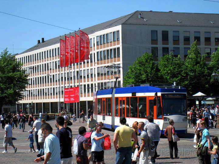 eu_de_darmstadt_006.jpg - Eine Straenbahn auf dem Luisenplatz in der Innenstadt