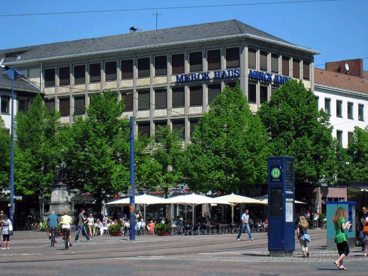 eu_de_darmstadt_007.jpg - Im Merck-Haus befindet sich die Merck'sche Engel Apotheke