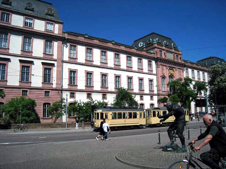 eu_de_darmstadt_008.jpg - Die alte Straenbahn vor dem Darmstdter Schlo