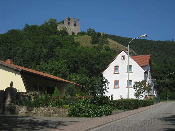 eu_de_falkenstein_001.jpg - Ein Teil der Ruine Falkenstein in der Pfalz