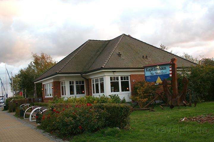 eu_de_fischland_darss_zingst_018.jpg - Kapitnshaus am Hafen in Wustrow auf Fischland