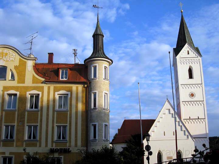 eu_de_fuerstenfeldbruck_006.jpg - Das Hotel Hartmann und die Wallfahrtskirche St. Leonhard