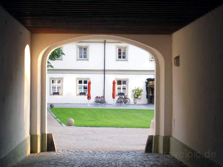 eu_de_fuerstenfeldbruck_011.jpg - Tor zum Innenhof Zisterzienser-Kloster Frstenfeld