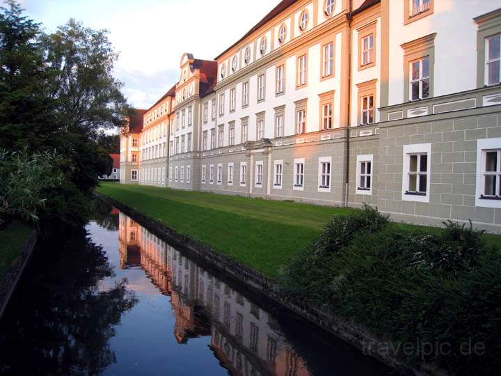 eu_de_fuerstenfeldbruck_017.jpg - Aussenfassade des Zisterzienser-Klosters Frstenfeld