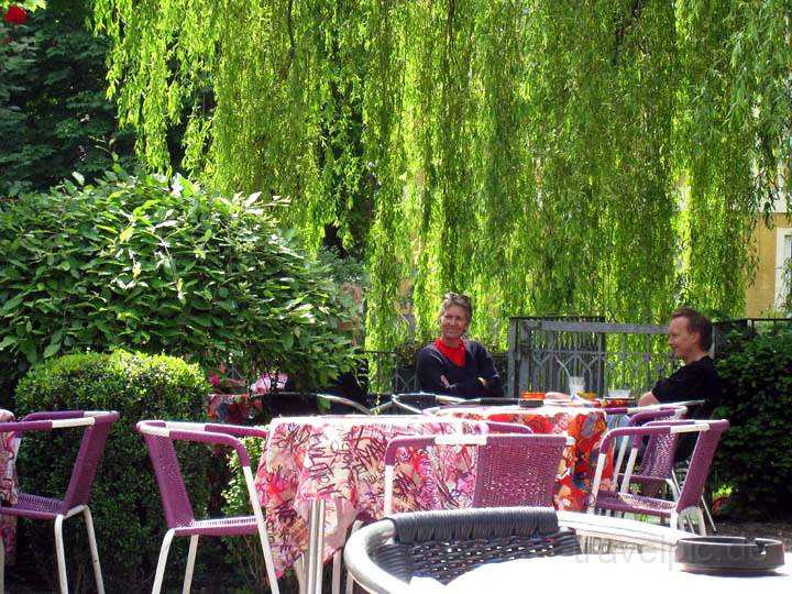 eu_de_fuerstenfeldbruck_021.jpg - Sommerliche Atmosphre im Eiscafe Al Ponte direkt an der Amper