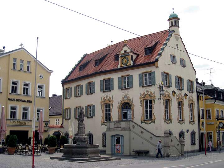 eu_de_fuerstenfeldbruck_023.jpg - Das alte Rathaus von Frstenfeldbruck beinhaltet heute das Standesamt