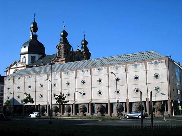 eu_de_mannheim_002.jpg - Das Audimax der Universitt Mannheim in A3 und die Jesuitenkirche