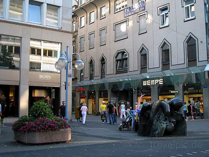 eu_de_mannheim_007.jpg - Geschfte und Skulpturen auf den Planken, der Mannheimer Fugngerzone