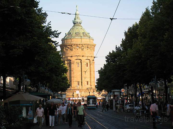 eu_de_mannheim_008.jpg - Die Mannheimer Fugngerzone Planken mit Blick auf den Wasserturm