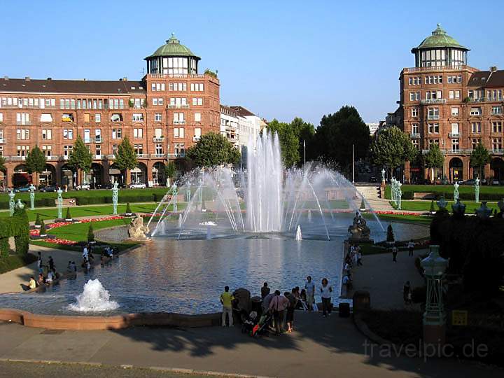 eu_de_mannheim_010.jpg - Der Friedrichsplatz ist eine der besterhaltensten neubarocken Anlagen in Europa