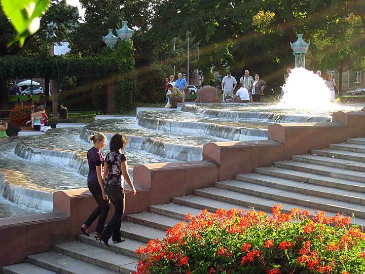 eu_de_mannheim_011.jpg - Die Wasserspiele am Friedrichsplatz erfreuen Jung und Alt in Mannheim