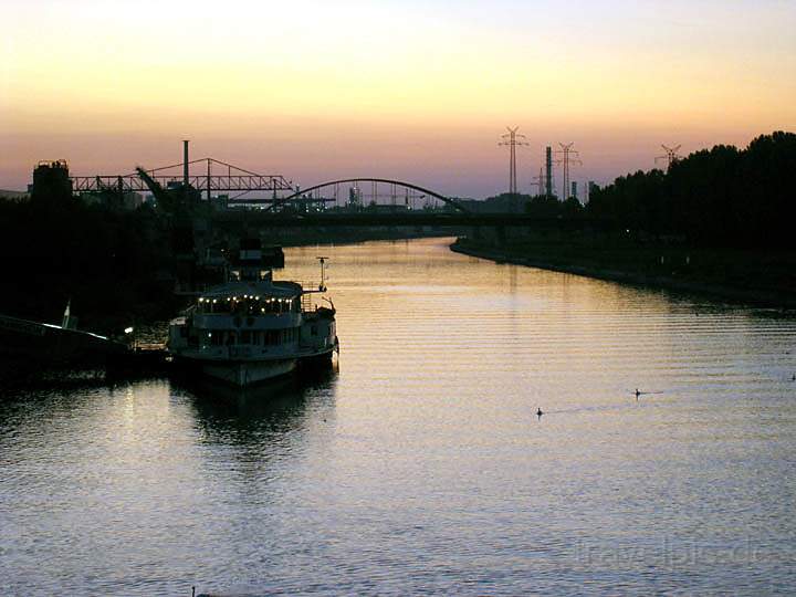 eu_de_mannheim_020.jpg - Abendstimmung am Neckar mit Blick auf die Stadtteile Neckarstadt West und Jungbusch