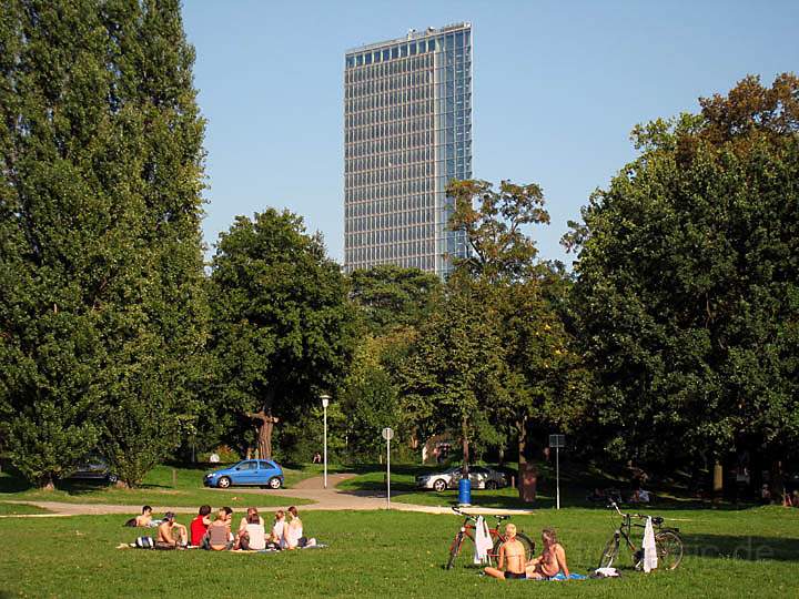 eu_de_mannheim_025.jpg - Die Rheinwiesen am Stefanienufer laden zum Picknicken und Verweilen ein