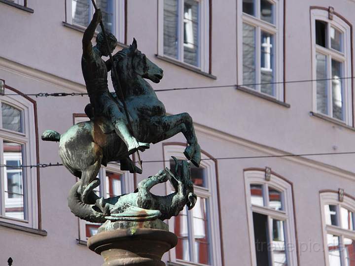 eu_de_marburg_008.jpg - Die Drachentterstatue auf dem Marktplatz zu marburg