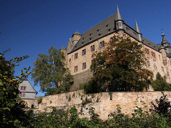 eu_de_marburg_013.jpg - Das Landgrafenschlo zu Marburg trohnt ber der Stadt