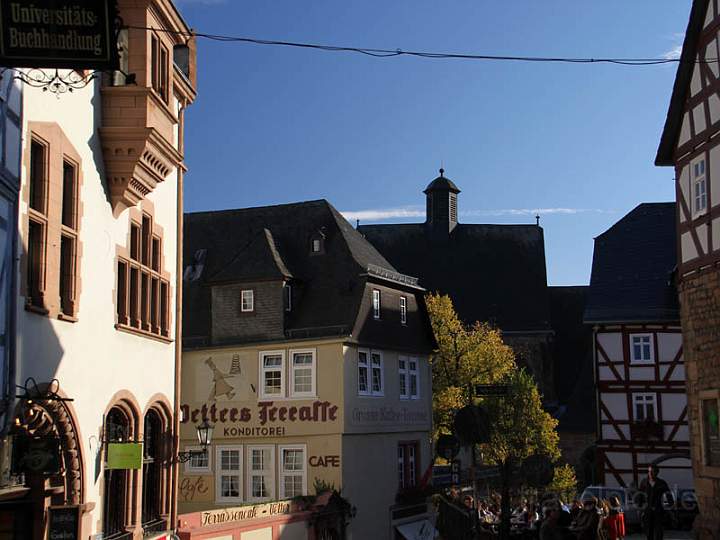 eu_de_marburg_023.jpg - Historische Huse und Biergrten in der Reitgasse beim Oberstadtaufzug