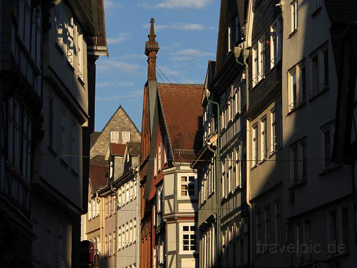 eu_de_marburg_025.jpg - Blick in die Fugngerzone Barferstrae in Marburg bei Sonnenuntergang