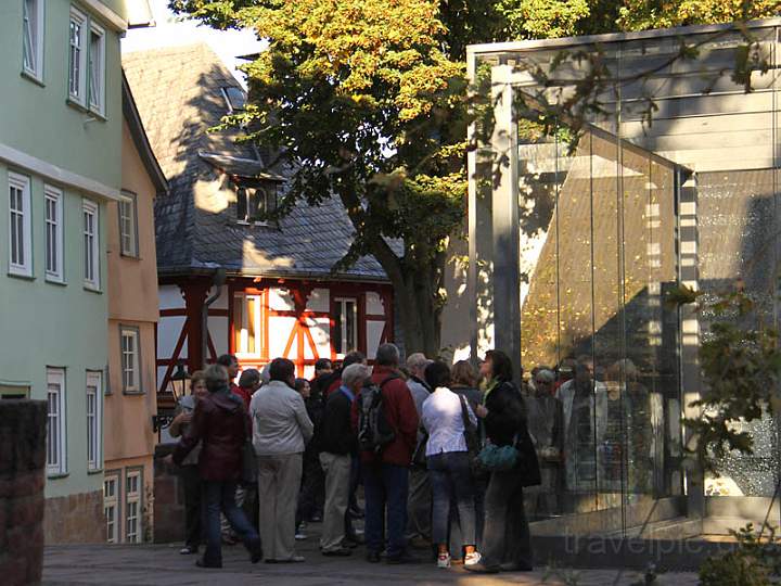 eu_de_marburg_027.jpg - Bereich der mittelalterlichen Synagoge mit Glaskubus und Ausgrabungen